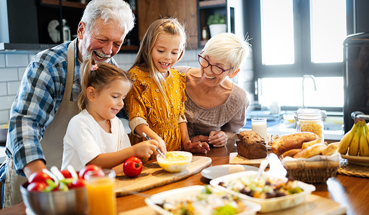 Großeltern kochen mit Enkeln