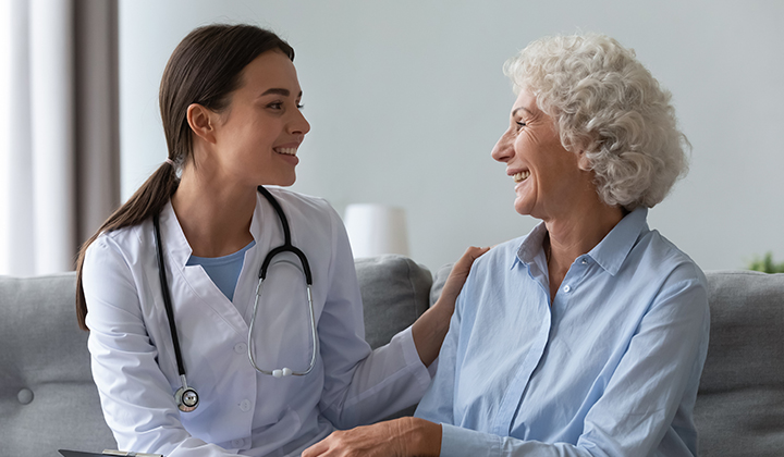 Ärztin klärt Patientin über die Ursachen von Blähungen auf