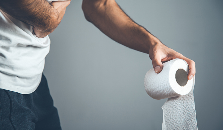 Mann mit Toilettenpapier