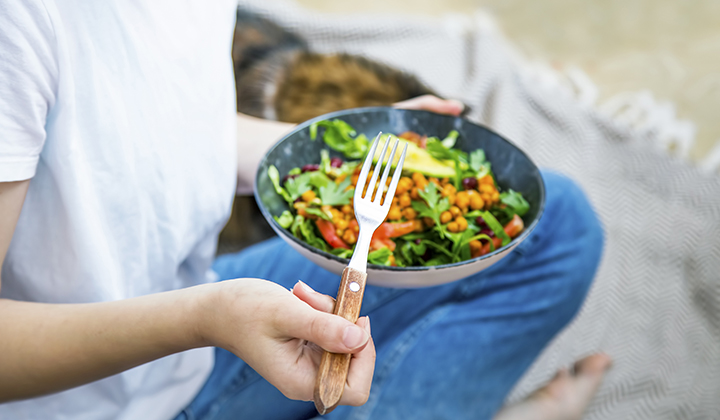 Salat mit Kichererbsen und Gemüse