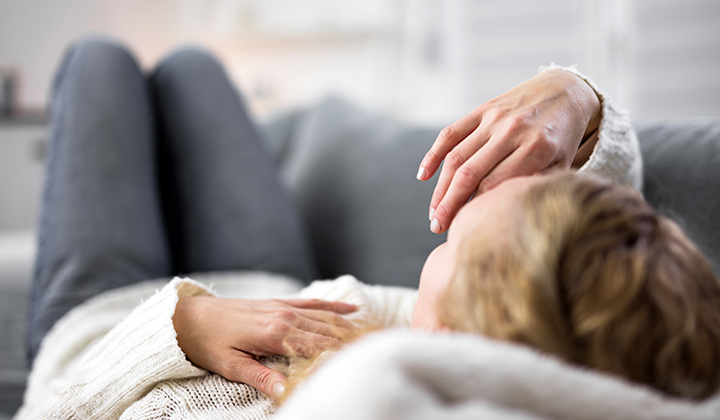 Person liegt auf Sofa