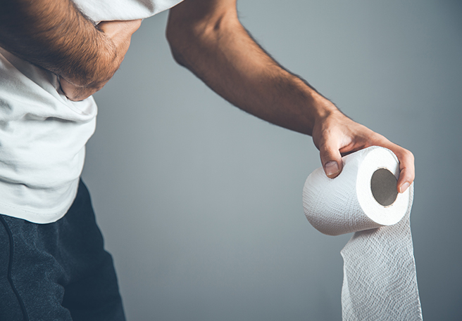 Mann mit Toilettenpapier