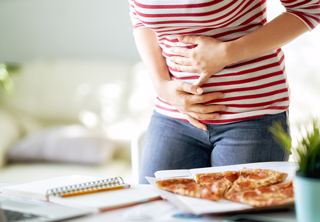 Person mit Bauchschmerzen nach dem Essen