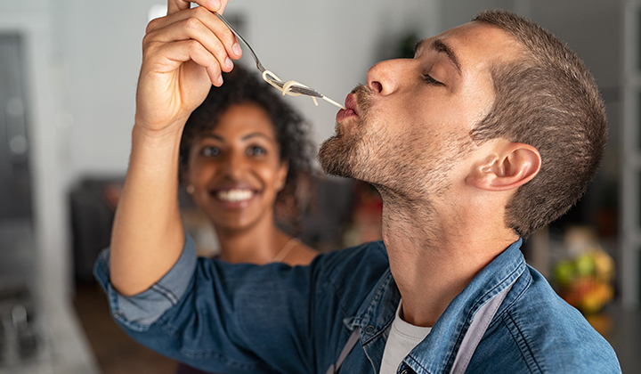 Mann probiert Nudeln