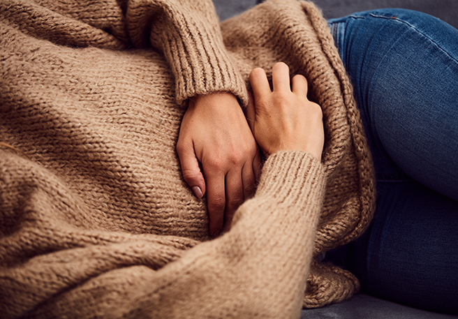 Blähbauch kann zu Magenschmerzen führen 