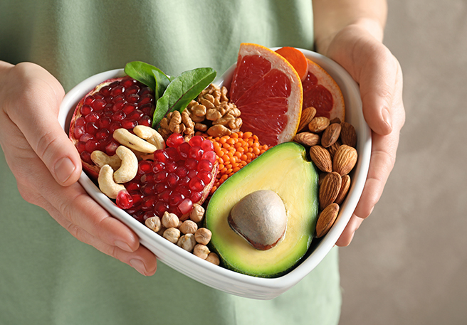 Ernährung bei Migräne mit Nüssen, Obst und Gemüse