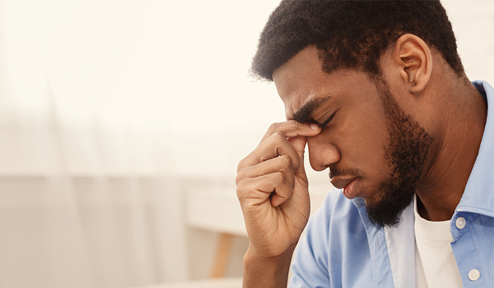 Mann mit Migräne