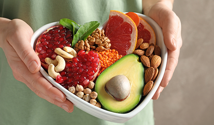 Ernährung bei Migräne mit Nüssen, Obst und Gemüse