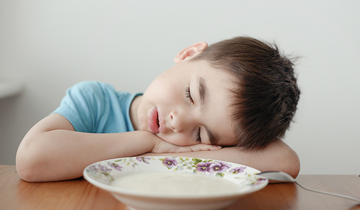 Müdes Kind nach dem Essen