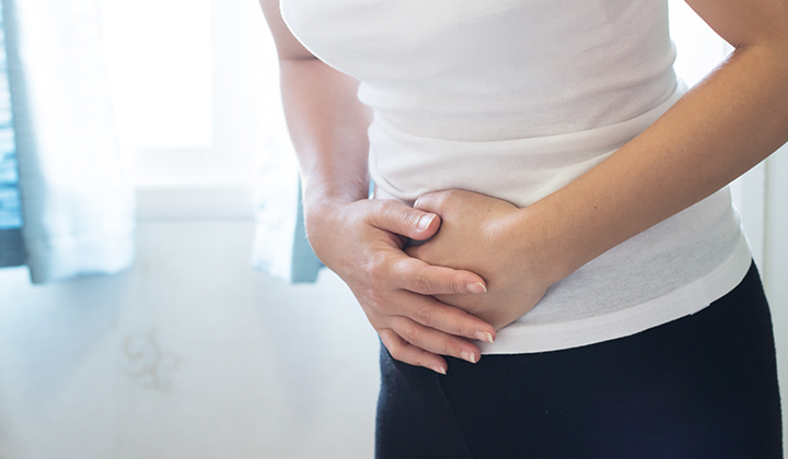 Frau hält sich den Bauch