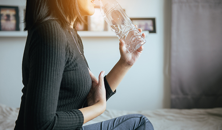 Frau mit Magenschmerzen und Sodbrennen