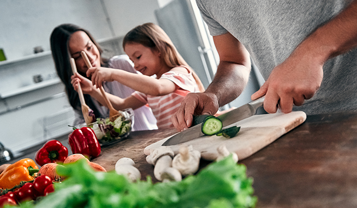 Familie kocht gemeinsam