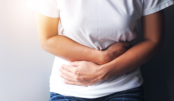 Frau mit Schmerzen im Oberbauch