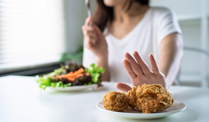 Frau verneint fettiges Essen bei Reizmagen