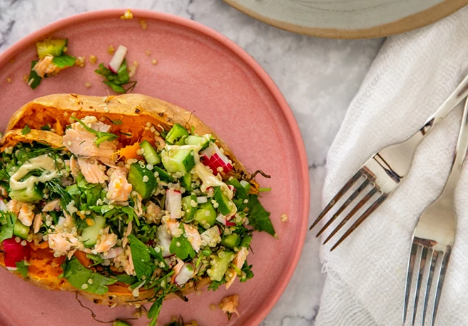 Gefüllte Süßkartoffel mit Lachs und Quinoa